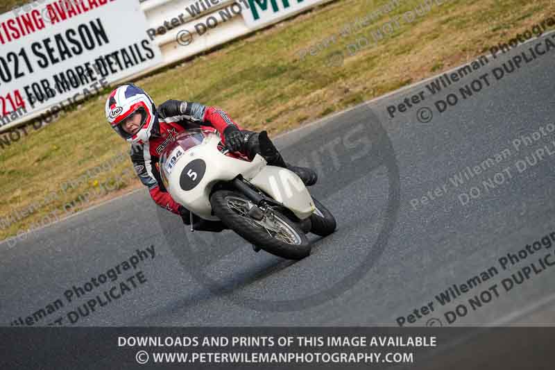Vintage motorcycle club;eventdigitalimages;mallory park;mallory park trackday photographs;no limits trackdays;peter wileman photography;trackday digital images;trackday photos;vmcc festival 1000 bikes photographs